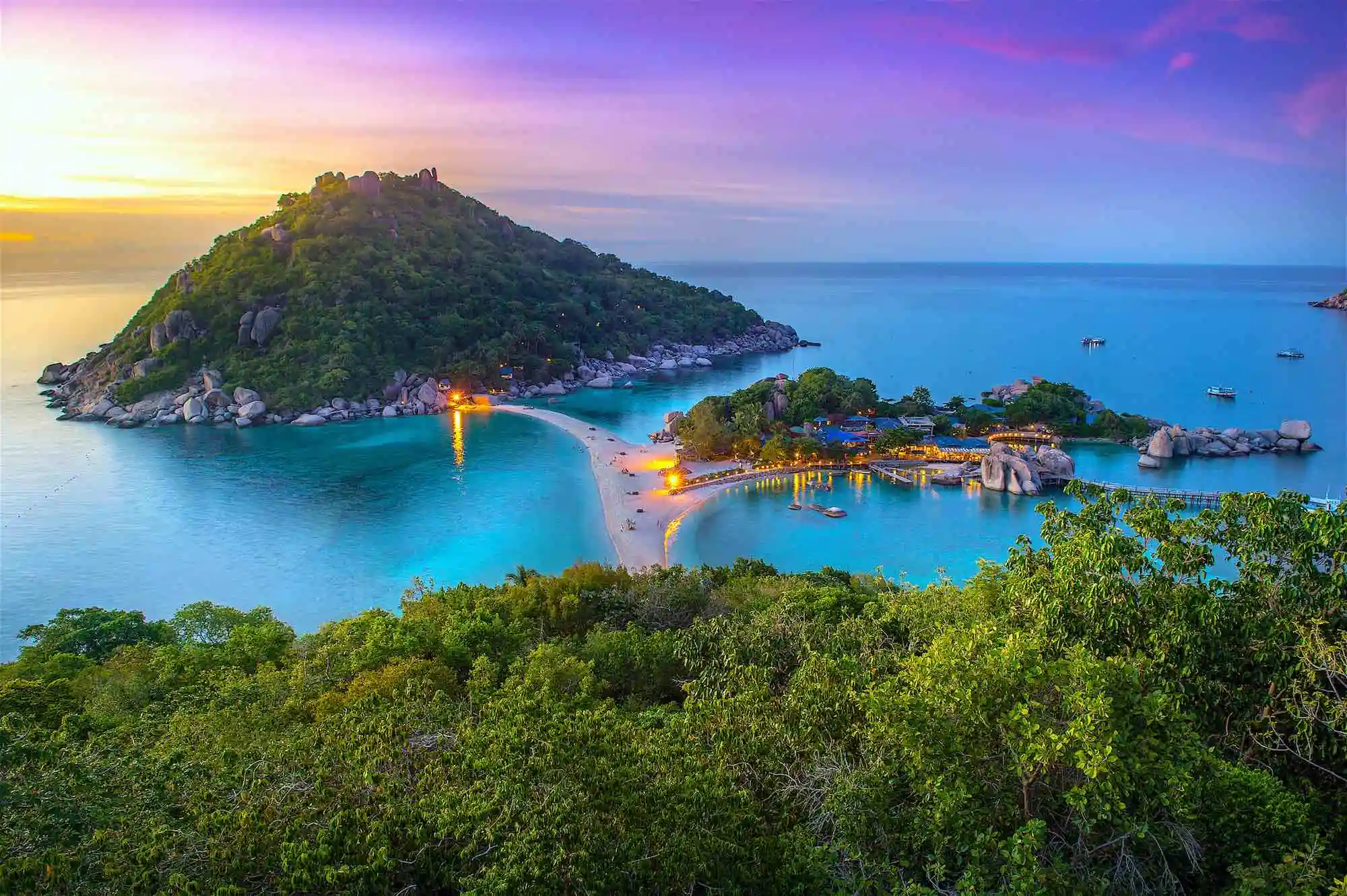 Turquoise water and coral reefs around Koh Tao and Koh Nang Yuan