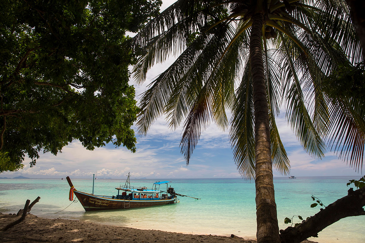 Sunset over Lipa Noi beach on the west coast of Koh Samui