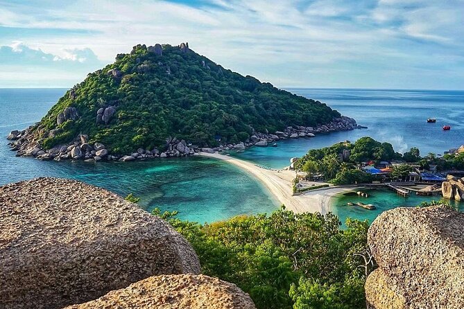 Crystal clear waters surrounding Koh Tao island
