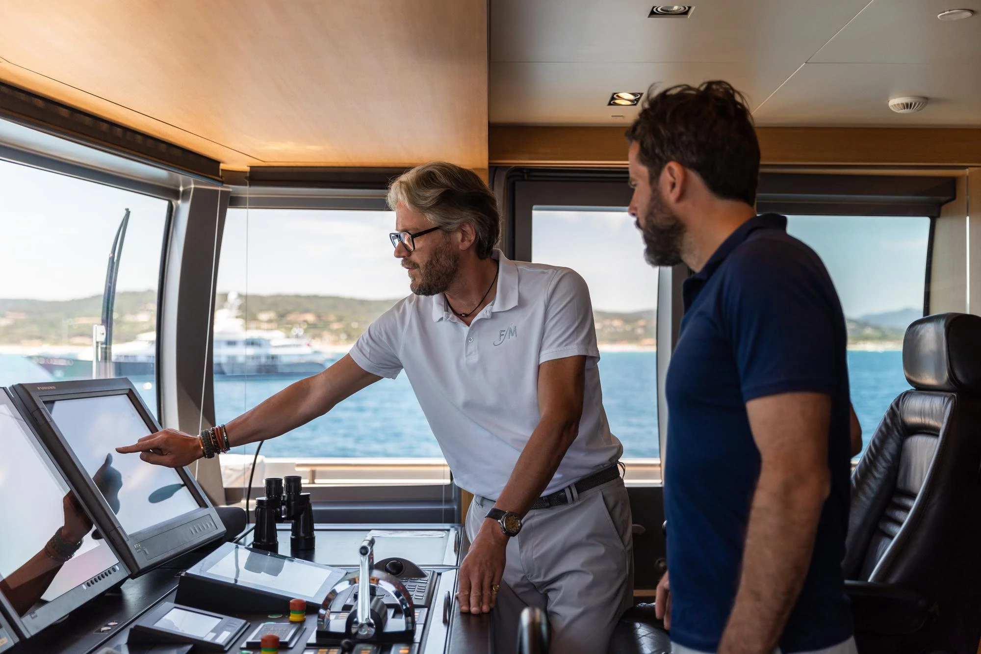 A skipper receiving the yacht handover at the dock before departure